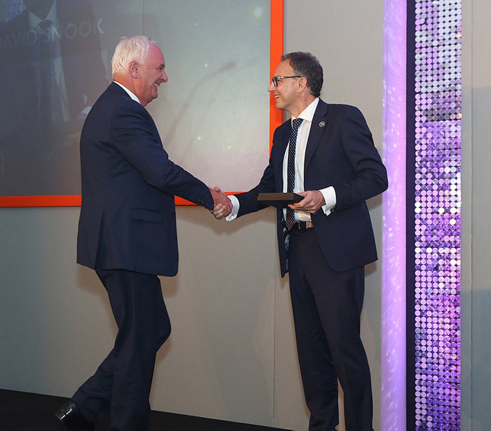A photograph of Tony Allen shaking hands with Simon Banks, Chairman of the BSIA.
