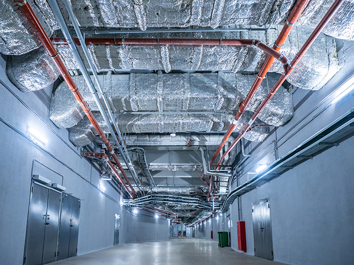 A ceiling covered with ducts and pipes